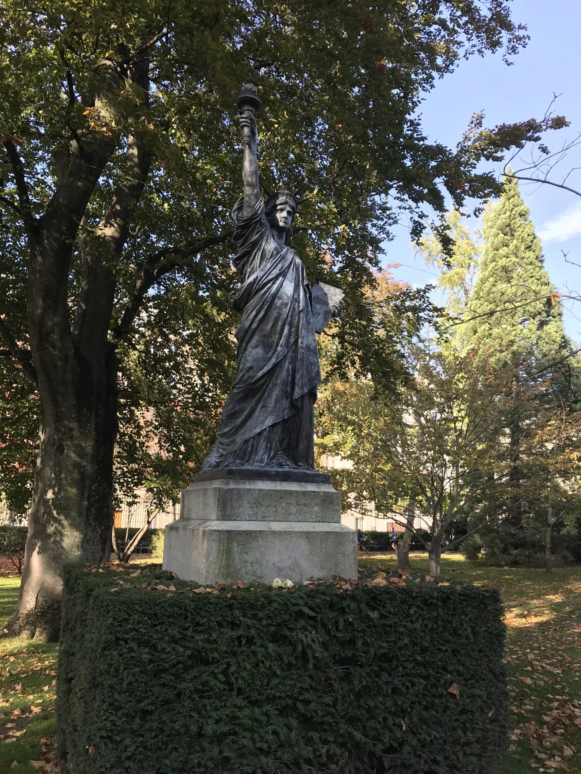 AMERICANS IN PARIS : STATUES OF LIBERTY IN PARIS