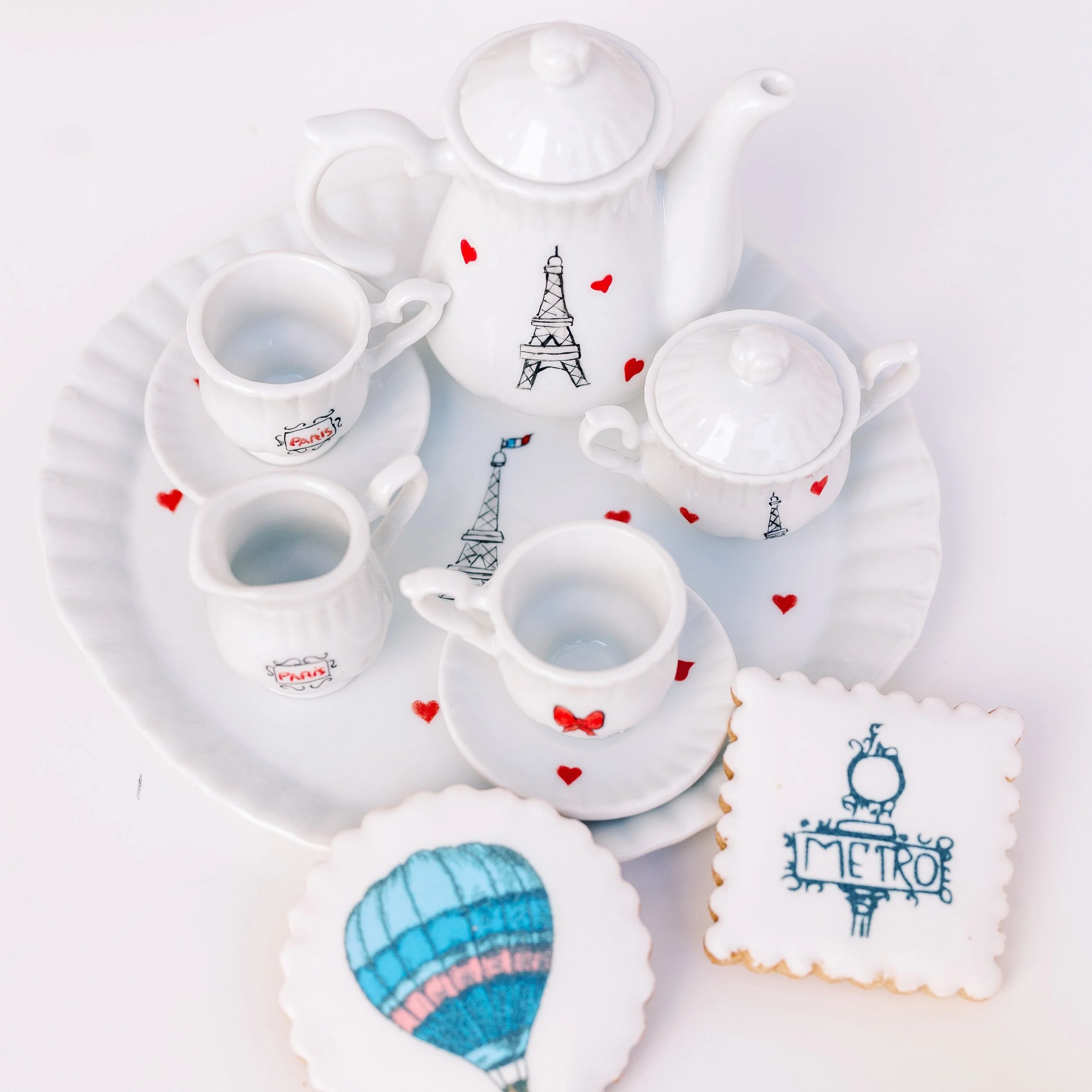  Dinette Assiettes en porcelaine blanche de Limoges peintes à la main avec amour à Paris. De jolies créations artisanales made in France pour décorer votre table, égayer votre intérieur ou offrir. Parfaits cadeaux de naissance, d’anniversaire, de bap