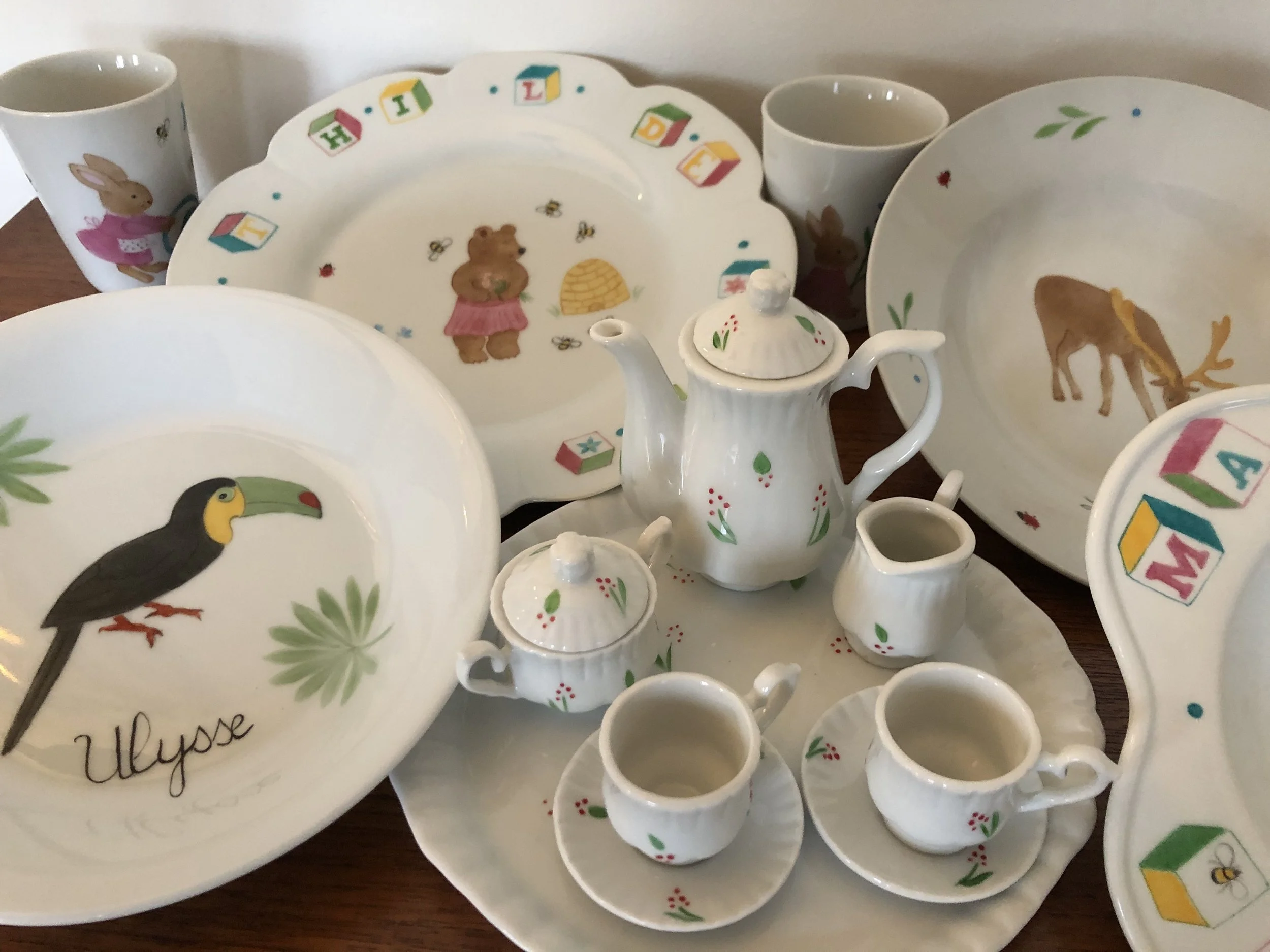  Porcelaine peinte main à Paris par Annouchka Beguin. Art de la table artisanal à la française pour petits et grands. Cadeau authentique made in France. Boutique parisienne. Assiette et dînette à thème animalier pour enfants 