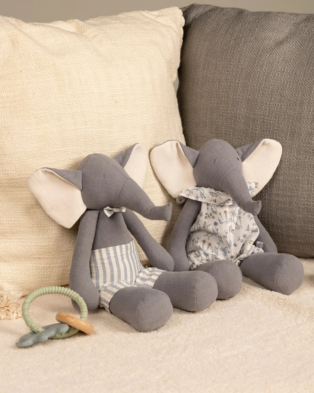 poupees-elephants-rayure-Michel-Bernadette-pamplemousse-peluches-vue-01_5d3d0791-42fe-4f76-9eac-ea5f2fc8f796_1080x.jpg